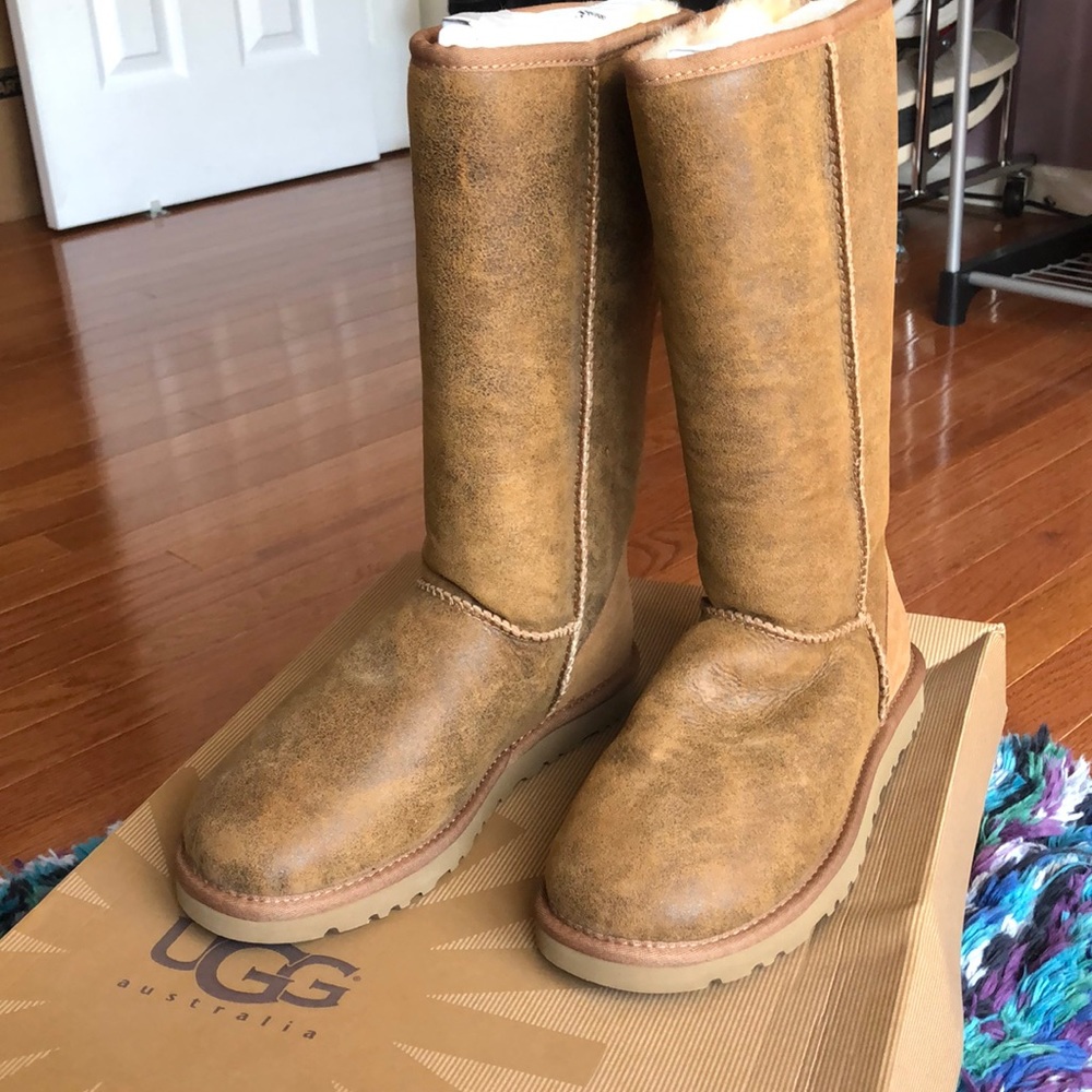 Uggs classic tall bomber size 8